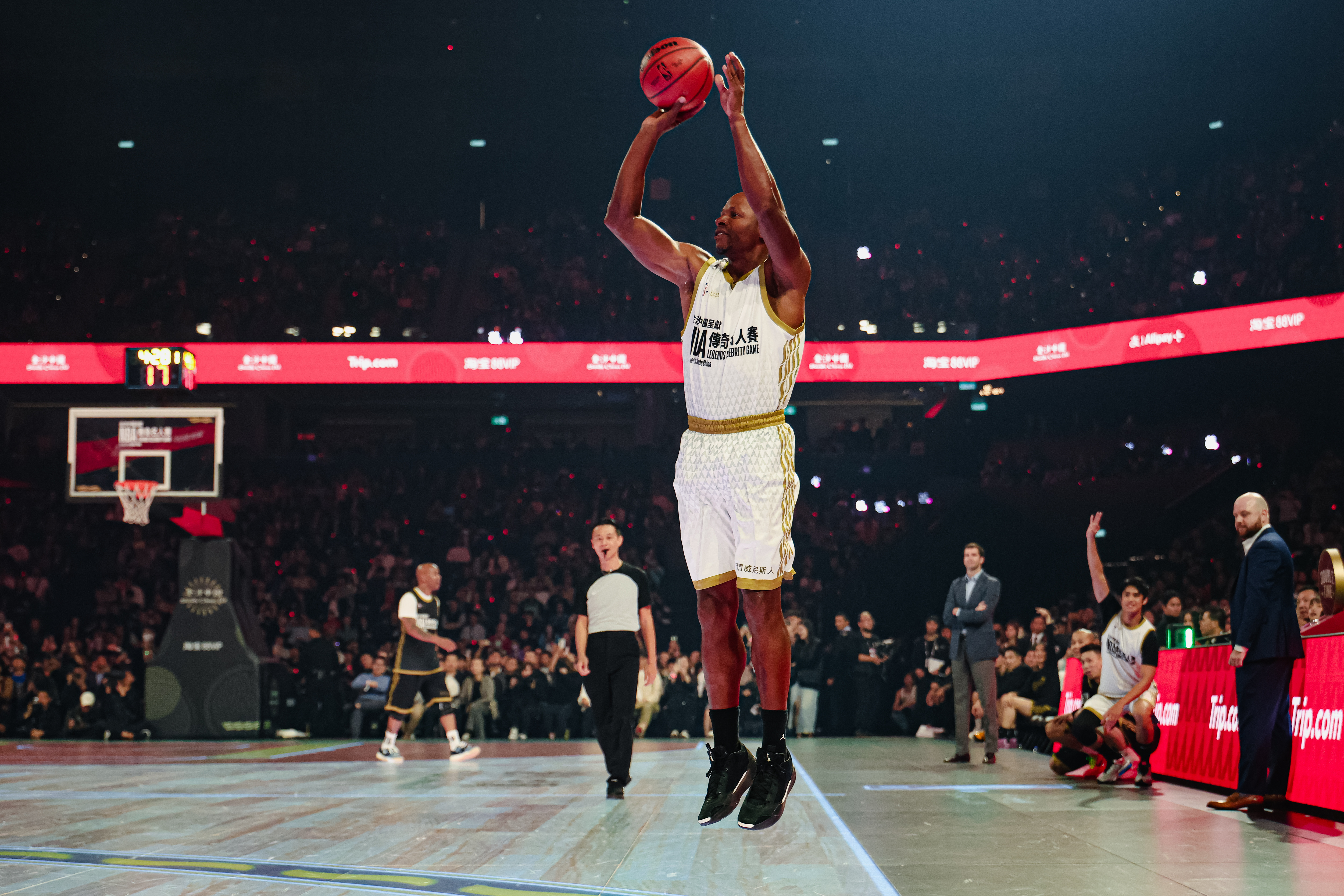 九游体育平台-NBA顶级球员互动频频，粉丝热议球星表现的简单介绍