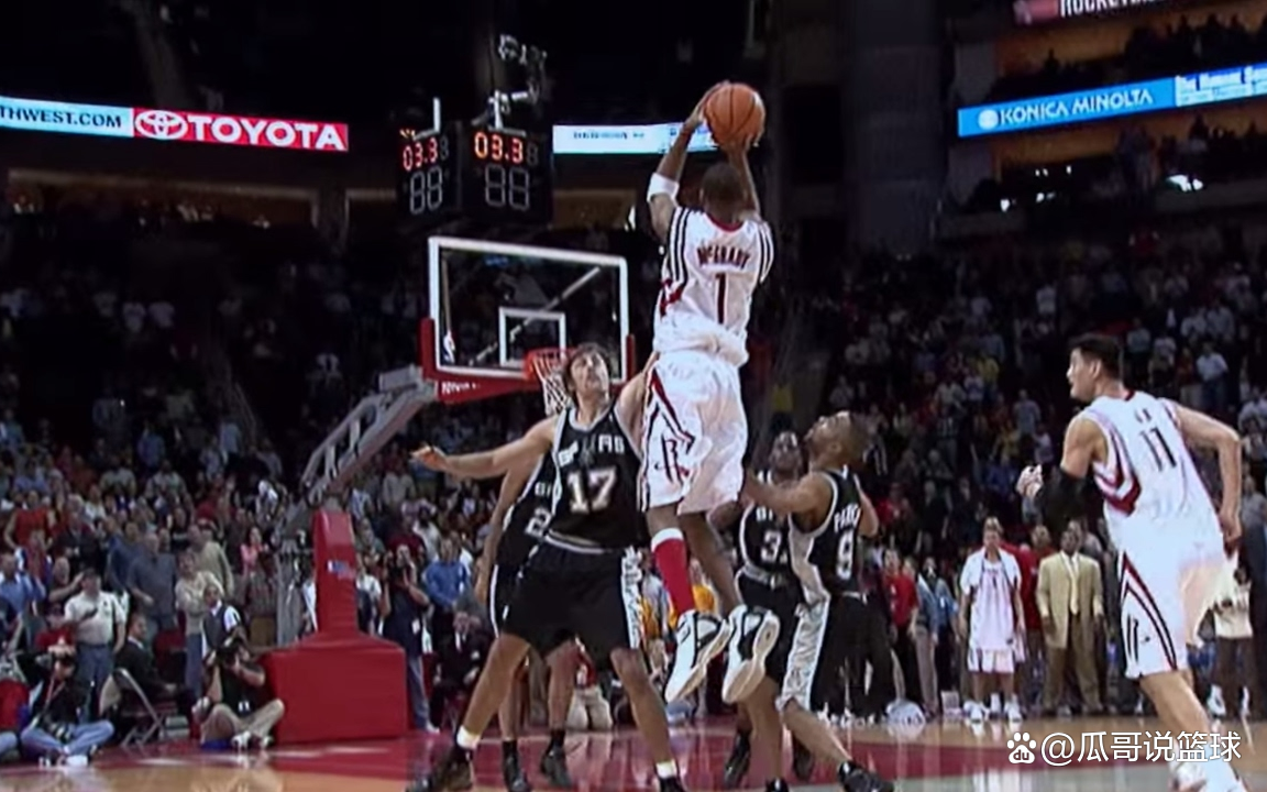 篮球比赛中一名球员成功完成绝杀