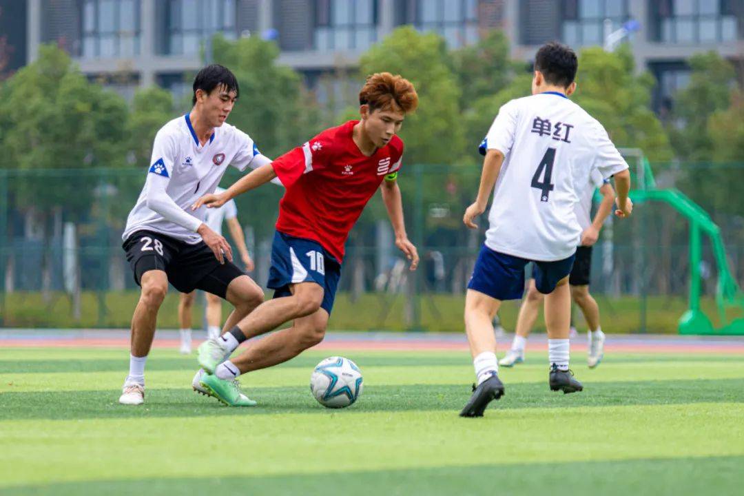 精英对决：运动员们斗志昂扬