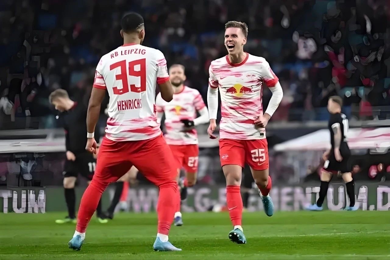 斯图加特客场逼平汉堡，助力保级