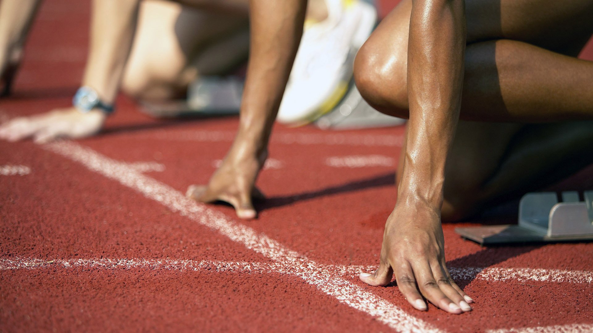 九游体育-钢铁脉动,班凯罗于拉斯维加斯不眠夜的关键超车